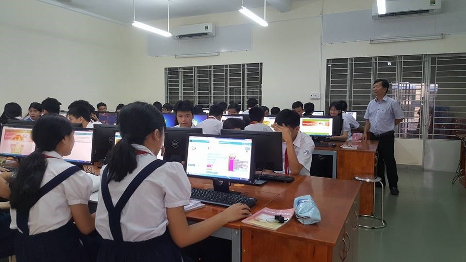 nhan-lap-dat-thi-cong-he-thong-may-tinh-de-ban-cho-truong-hoc-van-phong